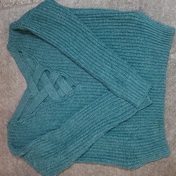 3/$15 Green Lattice Back Sweater Size Small - Picture 2 of 8